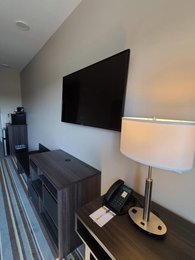 Super 8 By Wyndham Thompson Hotell Eksteriør bilde