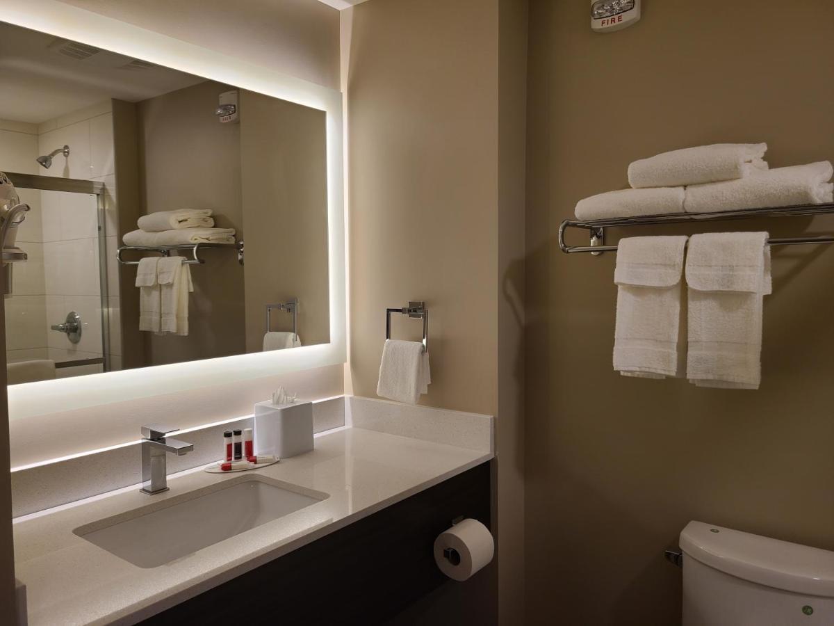 Super 8 By Wyndham Thompson Hotell Eksteriør bilde