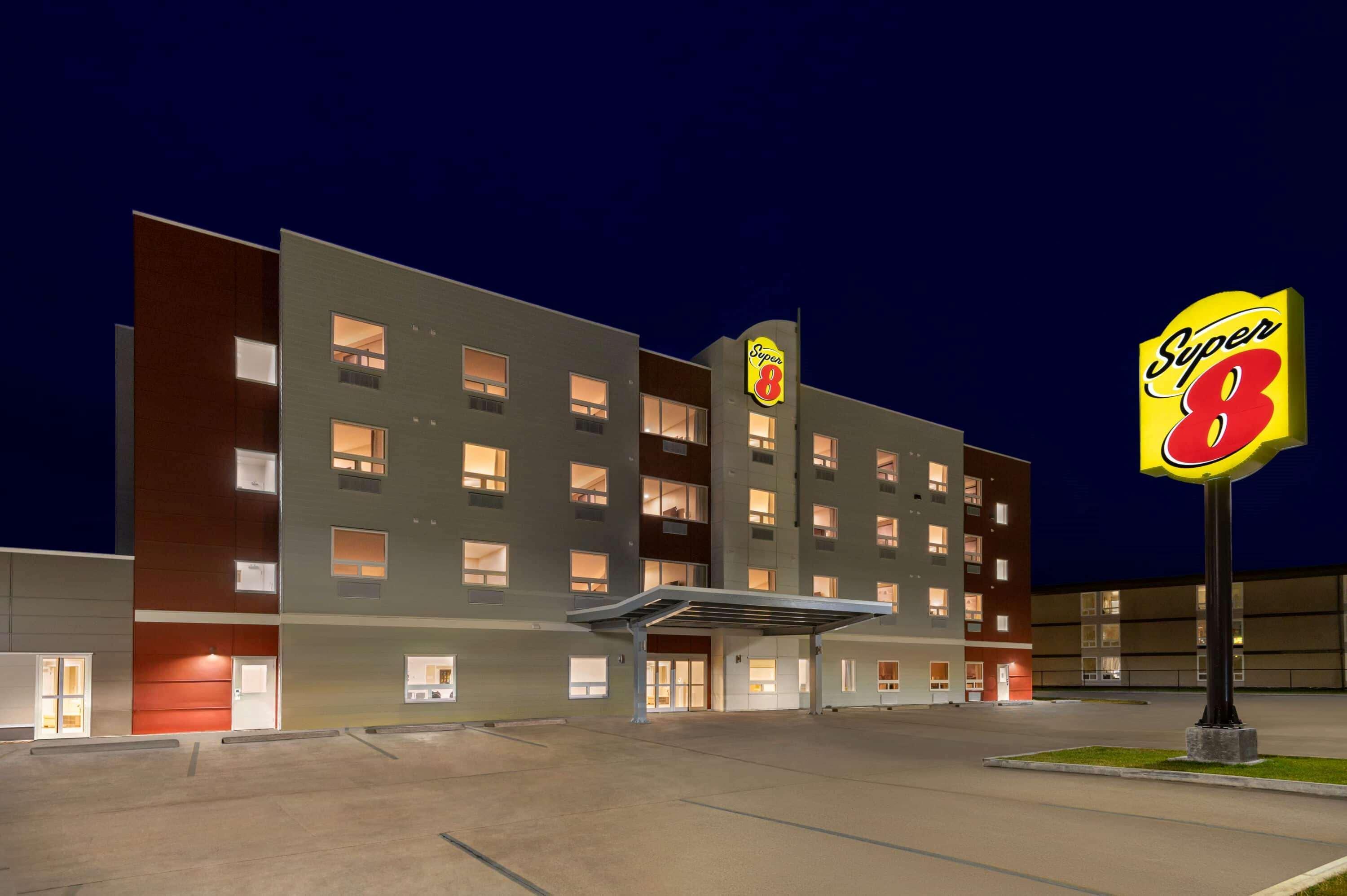 Super 8 By Wyndham Thompson Hotell Eksteriør bilde